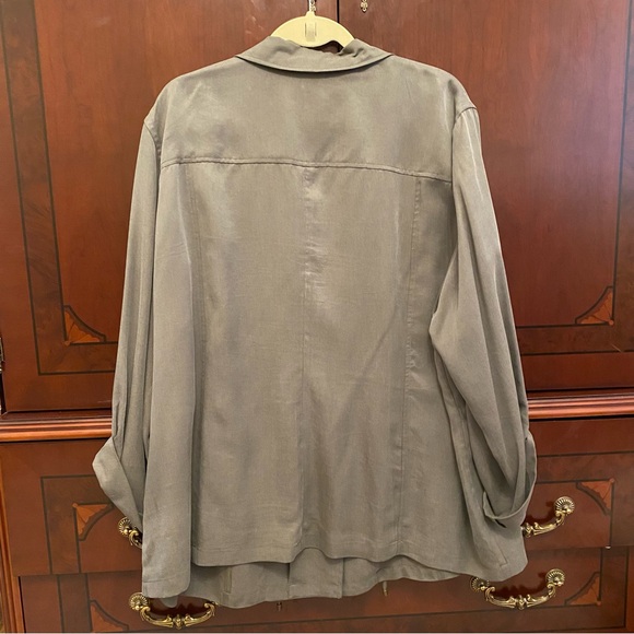 Laura Plus Lightweight 100% Tencel Jacket in Olive Green - Picture 4 of 9